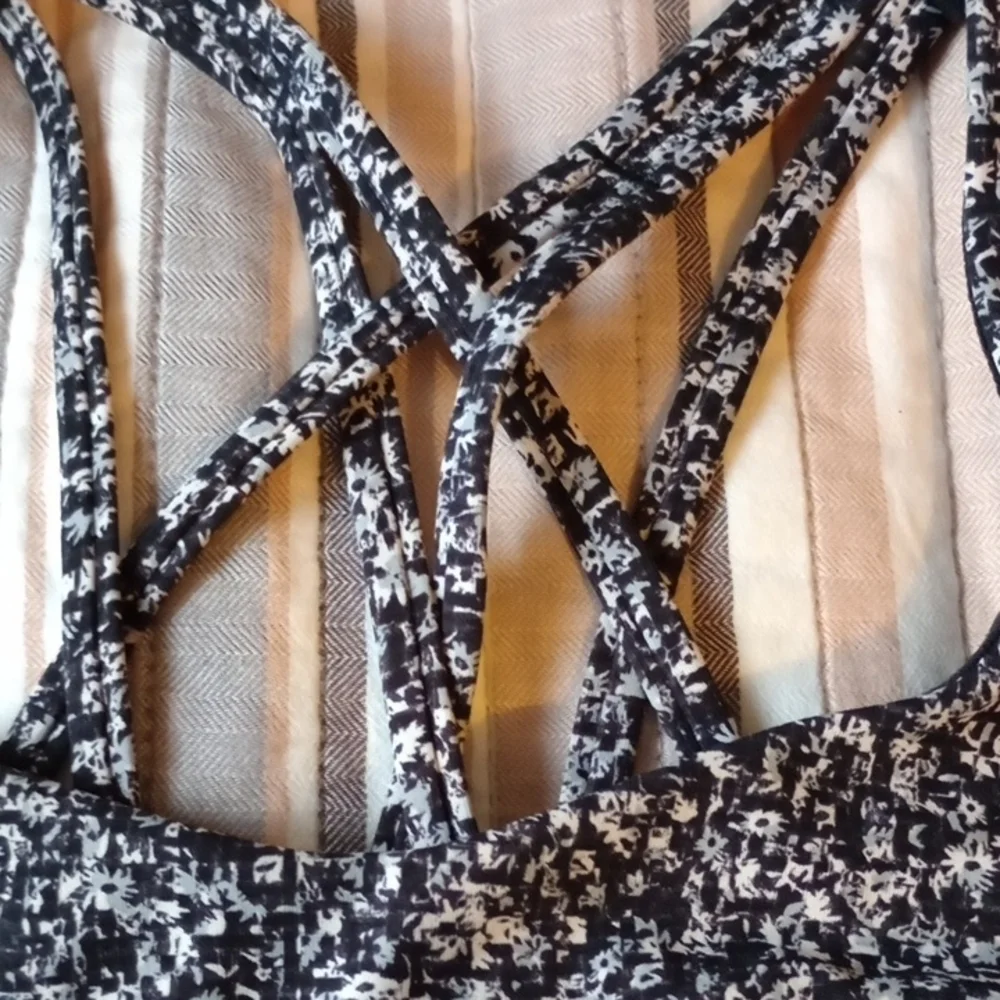 Lululemon‎ Athletica Black and White Crisscross Sports Bra